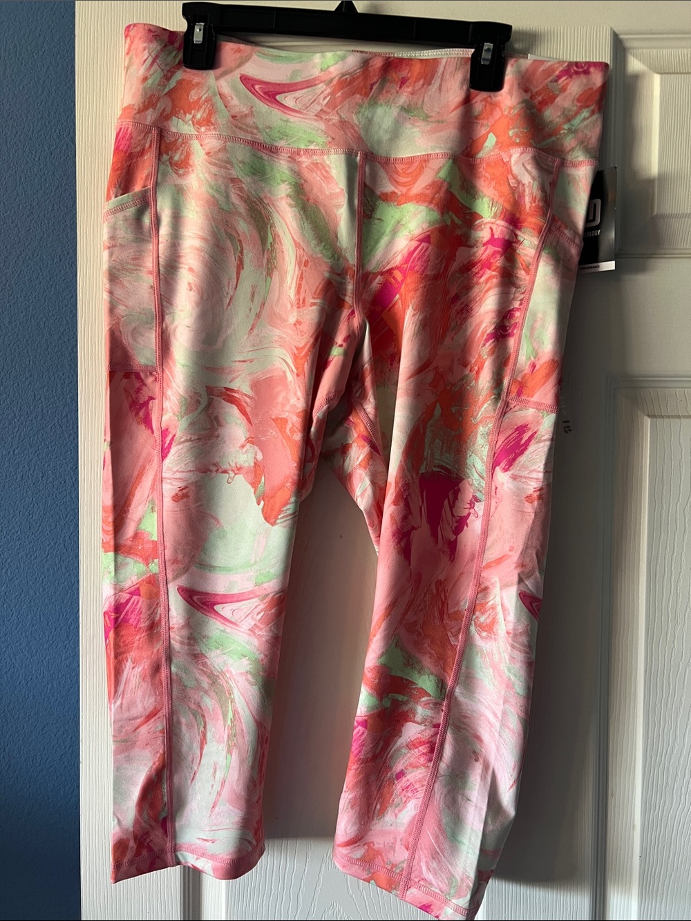 New Pink Marble Tropical Print Active Capri Leggings